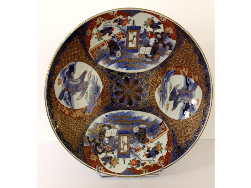 GRAND PLAT rond en porcelaine à décor Imari...