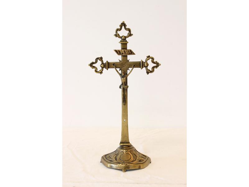 CRUCIFIX en laiton.