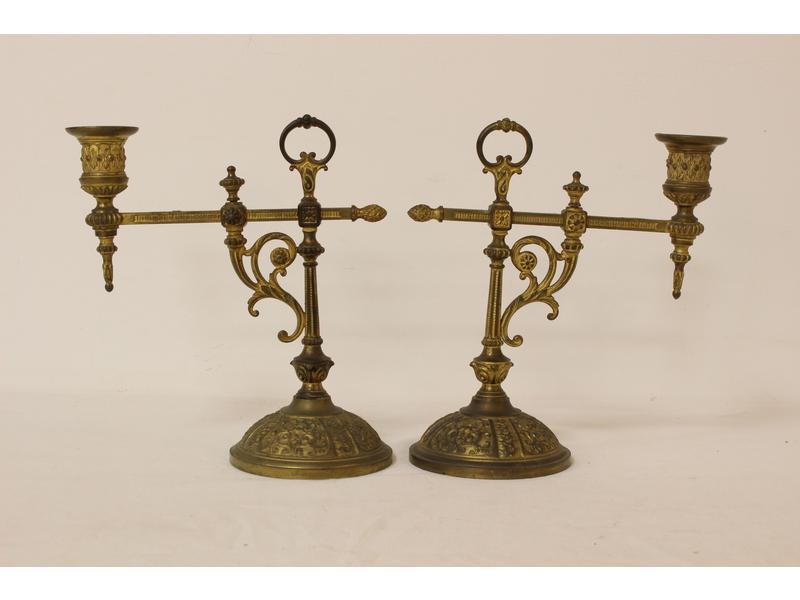 PAIRE DE BOUGEOIRS en potence, en bronze...