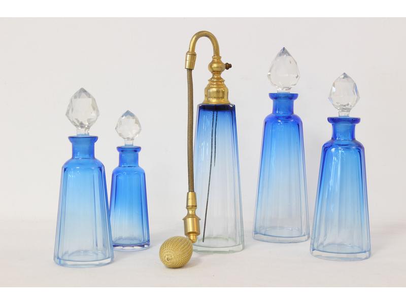 QUATRE FLACONS et un VAPORISATEUR de forme...