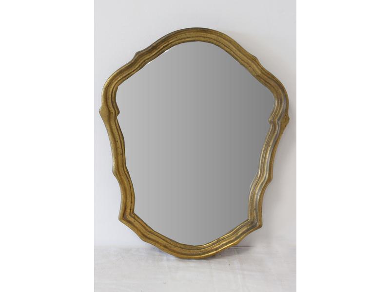 PETIT MIROIR à bord chantourné en bois doré....