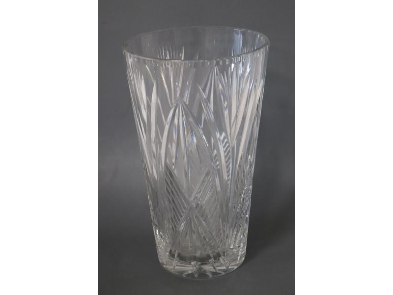 GRAND VASE en cristal taillé de palmettes...