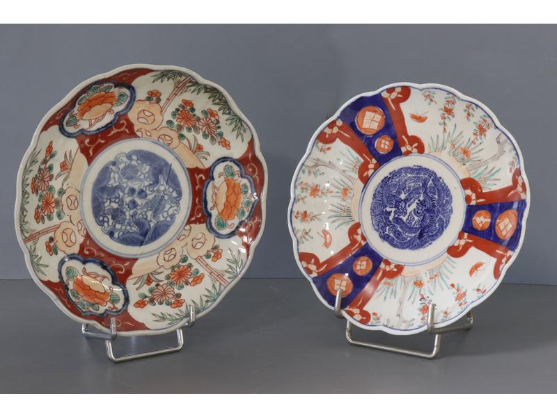 DEUX ASSIETTES chantournée en porcelaine...