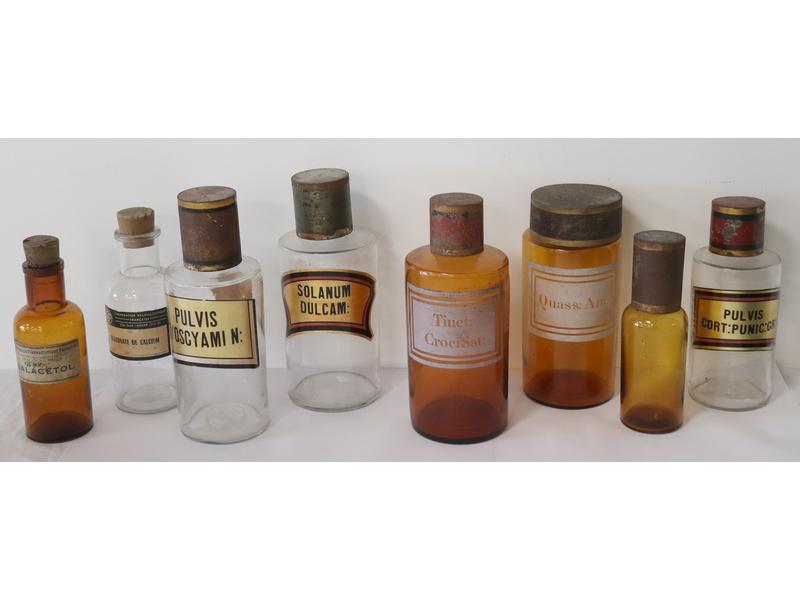ENSEMBLE DE HUIT POTS DE PHARMACIE, en verre,...