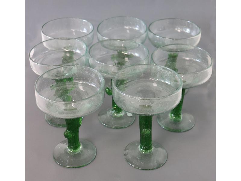 SUITE DE HUIT COUPES en verre soufflé à pied...