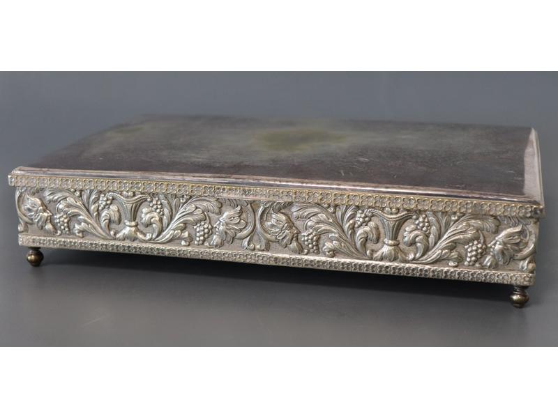 BOÎTE rectangulaire en métal argenté à décor...