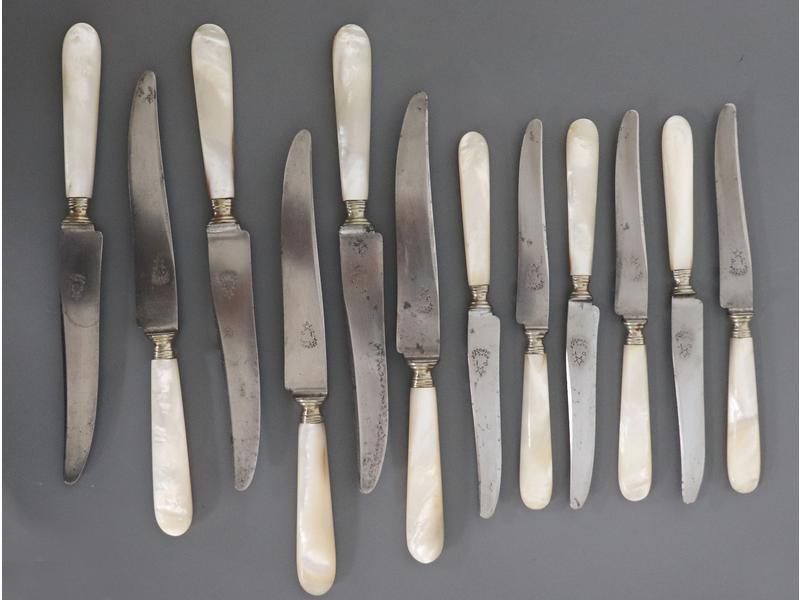 MÉNAGÈRE DE COUTEAUX à manche en nacre et...