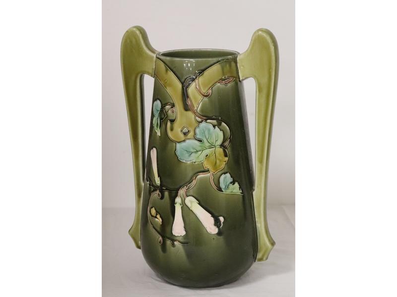 GRAND VASE en barbotine à décor émaillé de...