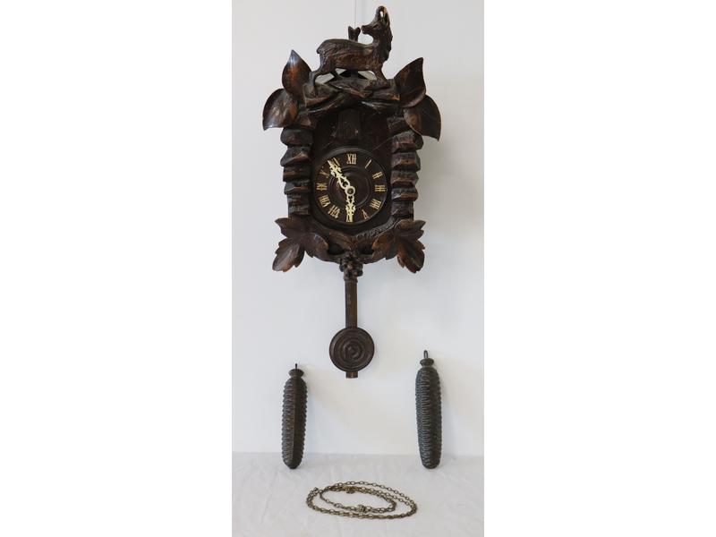 PENDULE COUCOU, type Foêt Noire en bois sculpté...
