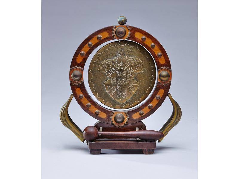 GONG en bronze à décor du blason des sept...