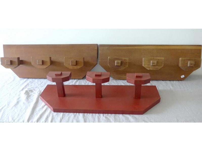 TROIS PORTE-MANTEAUX en chêne de style néo-basque...
