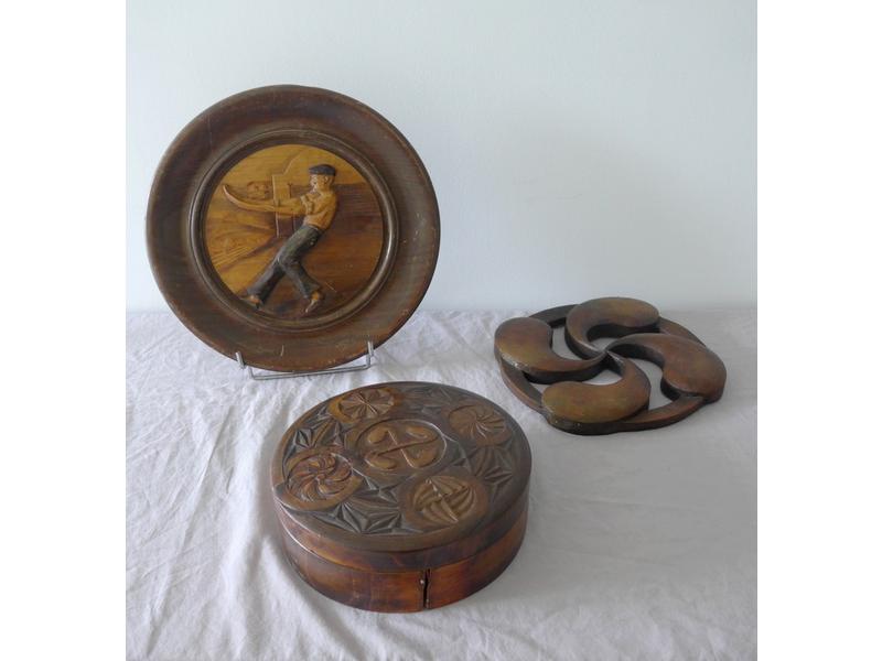 BOÎTE RONDE en chêne sculptée d'une croix...