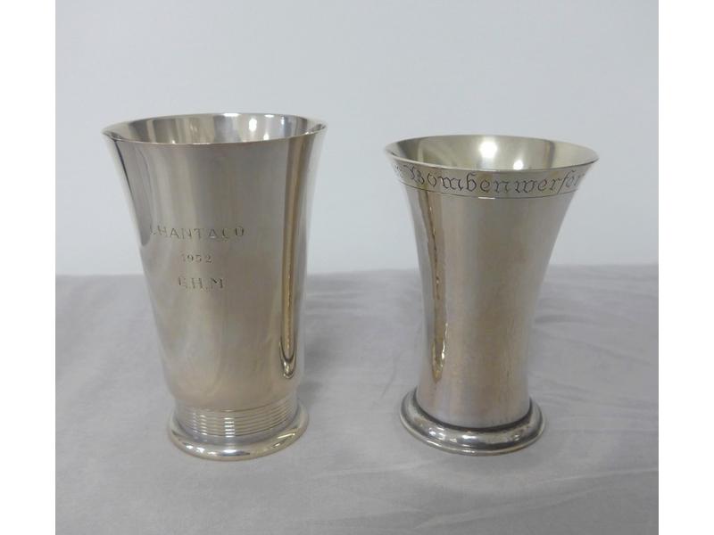 DEUX TIMBALES en argent, l'une de forme tulipe...