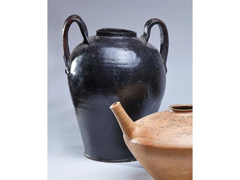 GRAND POT de forme balustre en terre cuite...