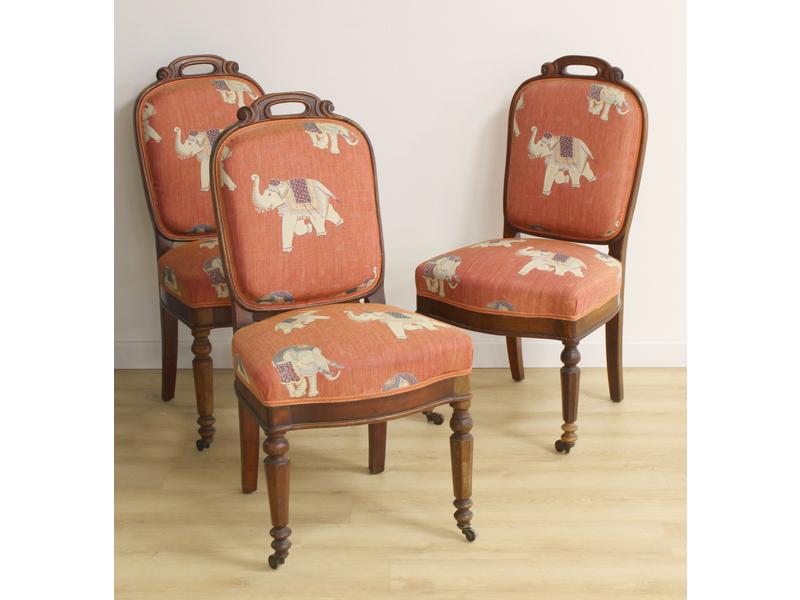 TROIS CHAISES en acajou et placage d'acajou,...