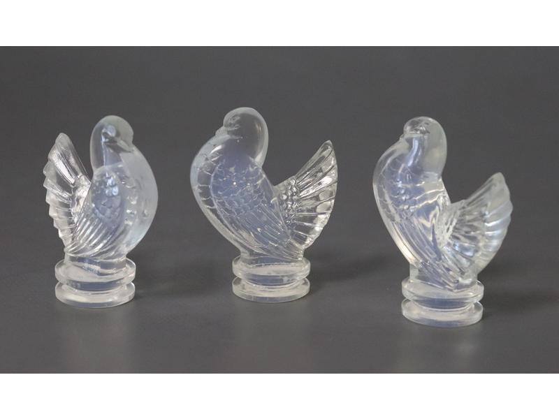TROIS TOURTERELLES en verre moulé pressé...