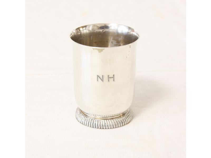 TIMBALE en argent, sur piédouche godronné,...