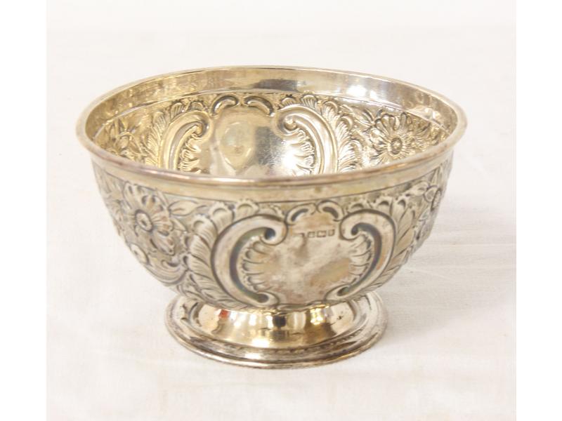PETITE COUPE en argent étranger à décor ciselé...