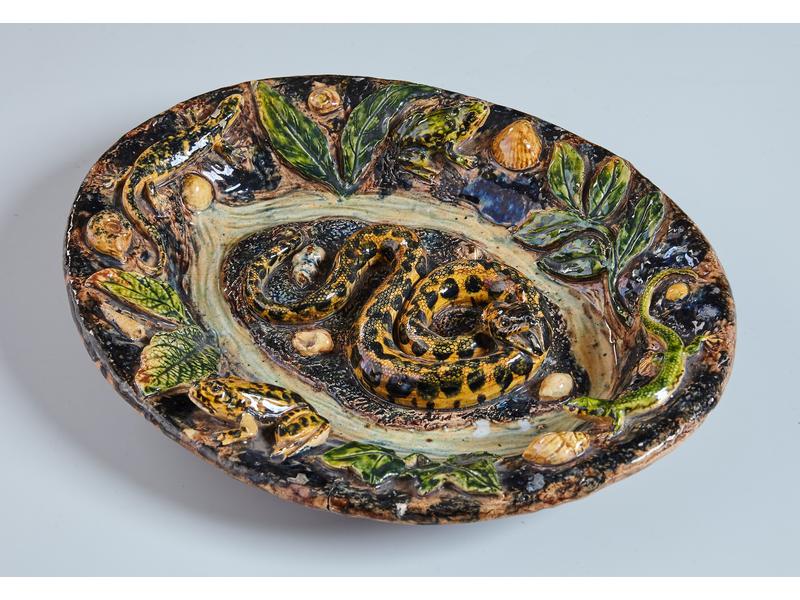 PLAT ovale en barbotine polychrome vernissée...