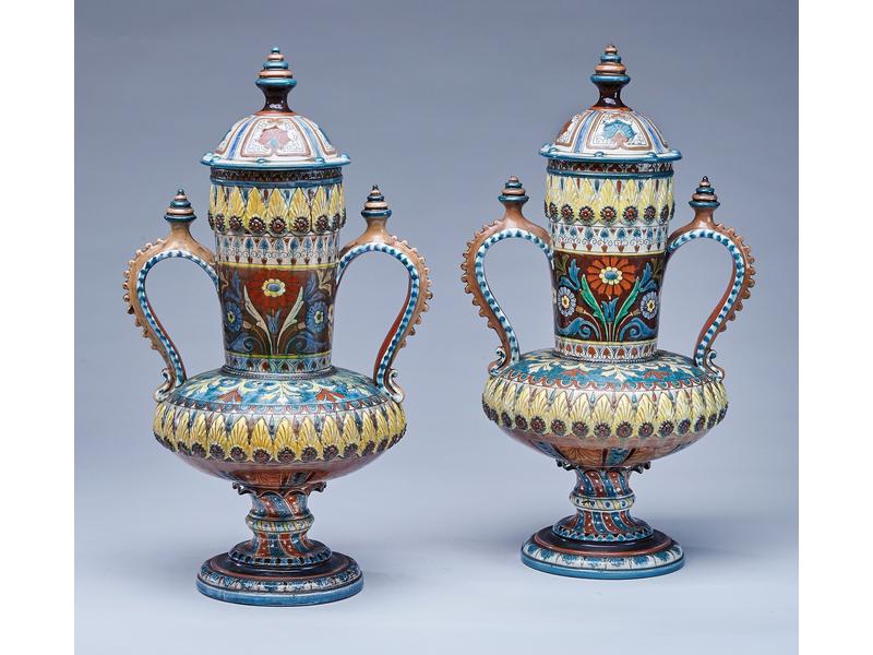PAIRE DE GRANDS VASES COUVERTS à deux anses...