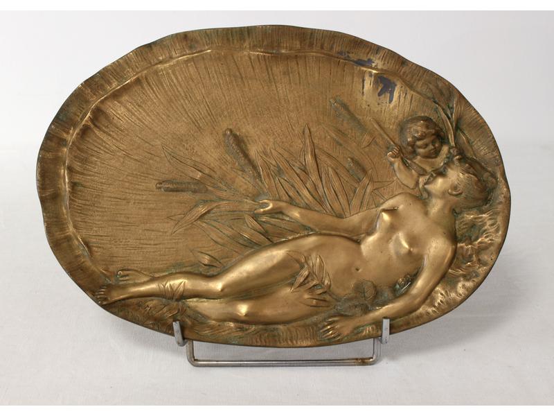 PLAQUE en bronze doré de forme ovale à décor...