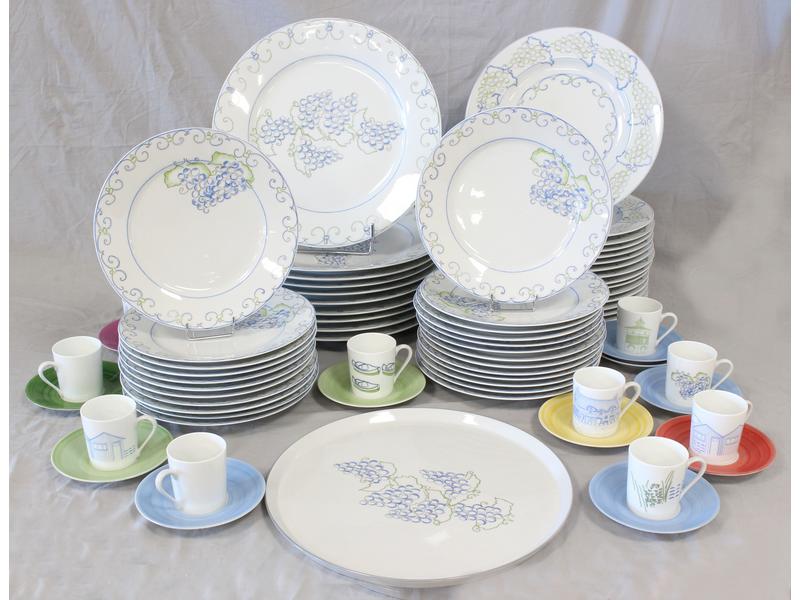 SERVICE DE TABLE modèle Mer & Vigne, en porcelaine...