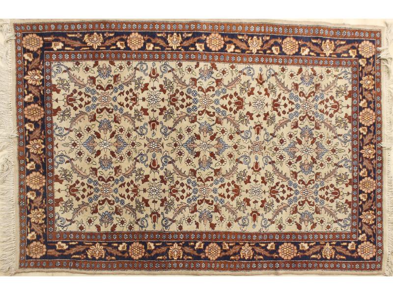 TAPIS rectangulaire en laine à décor floral...