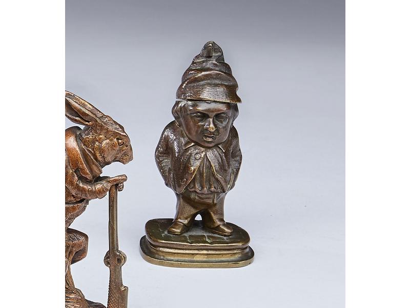 ENCRIER en bronze à patine brune figurant...