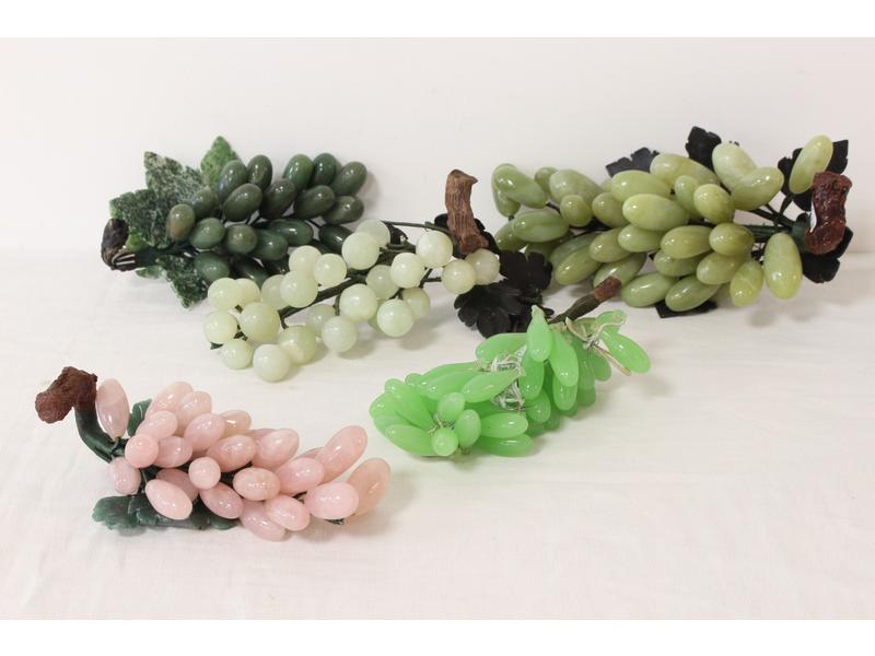 CINQ GRAPPES DE RAISINS en pierres dures,...