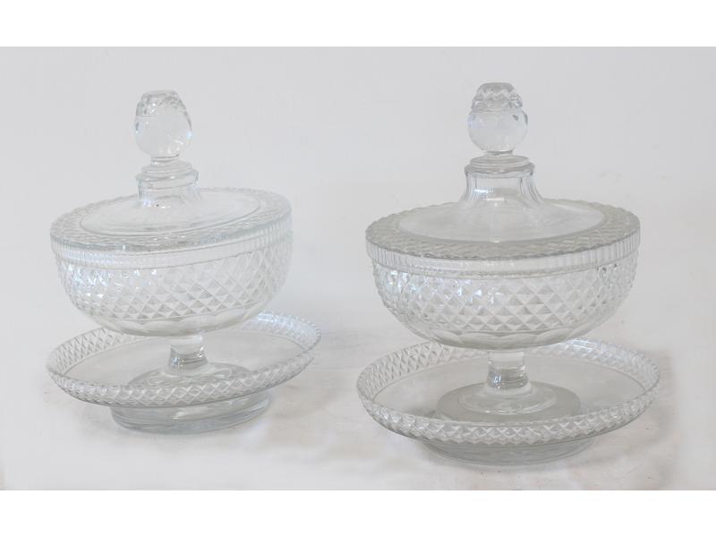 PAIRE DE DRAGEOIRS sur coupelles en cristal...