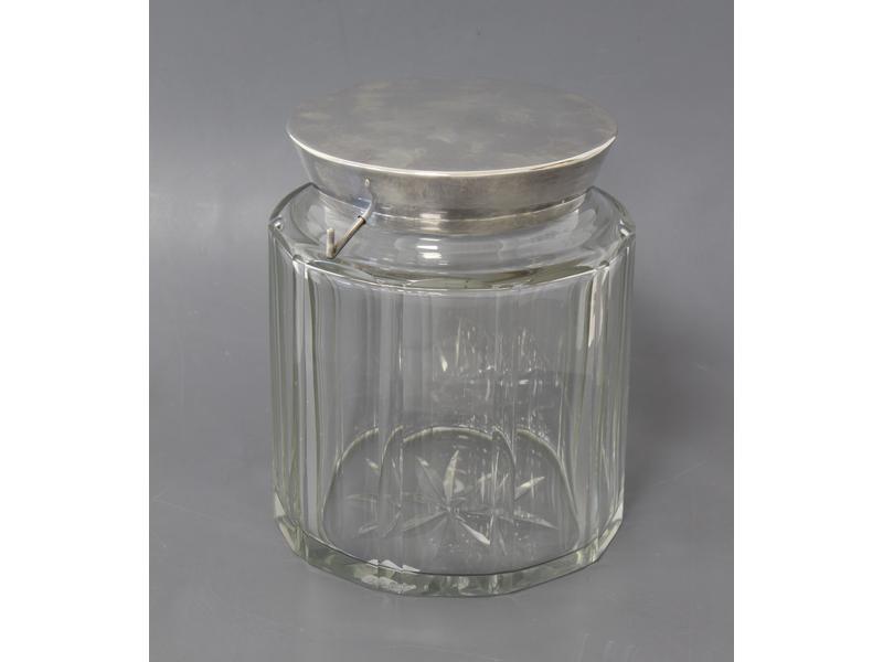 POT COUVERT cylindrique en cristal taillé,...