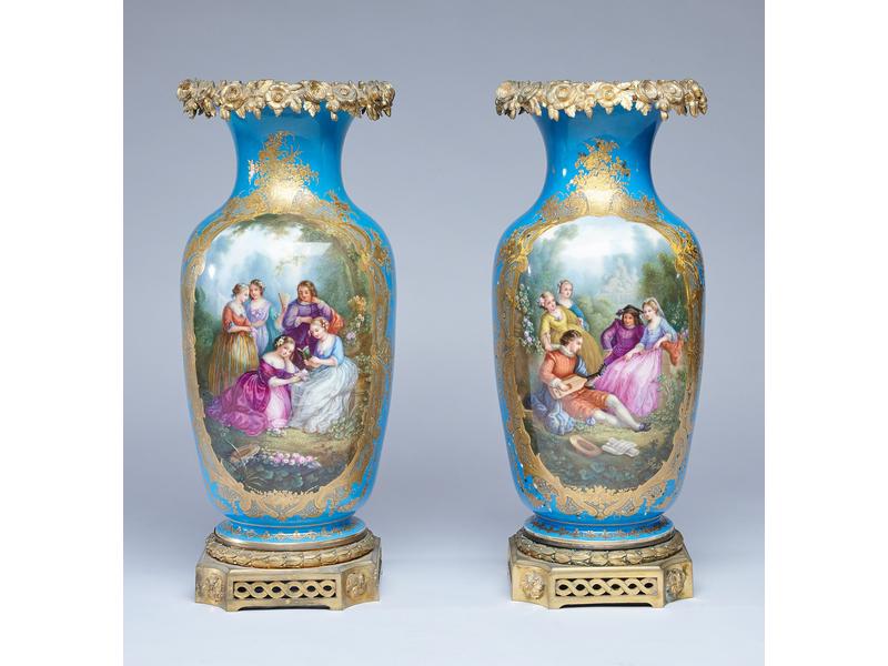 PAIRE DE GRANDS VASES de forme balustre en...
