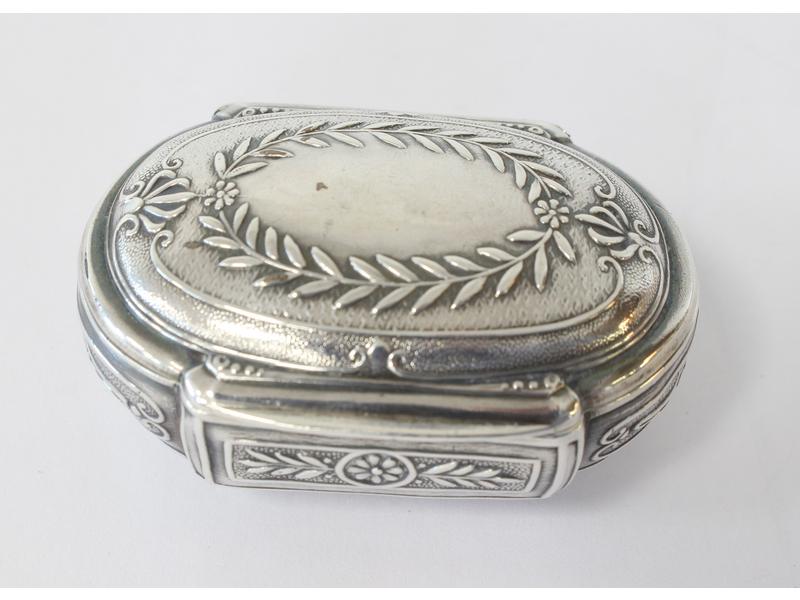 PETITE BOÎTE À PILLULES ovale en argent ciselé...