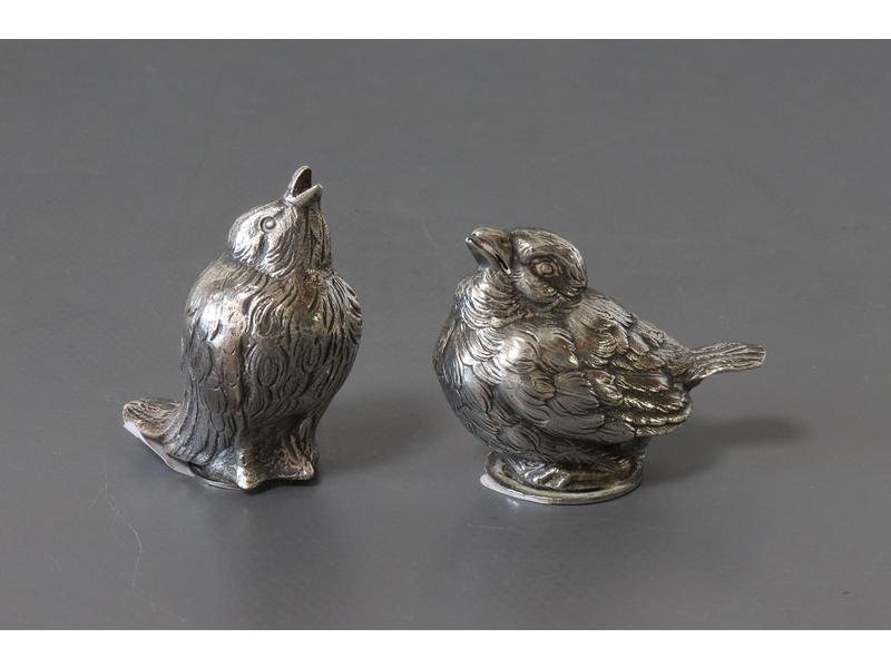 PAIRE DE SALIÈRE et POIVRIÈRE en argent ciselé...