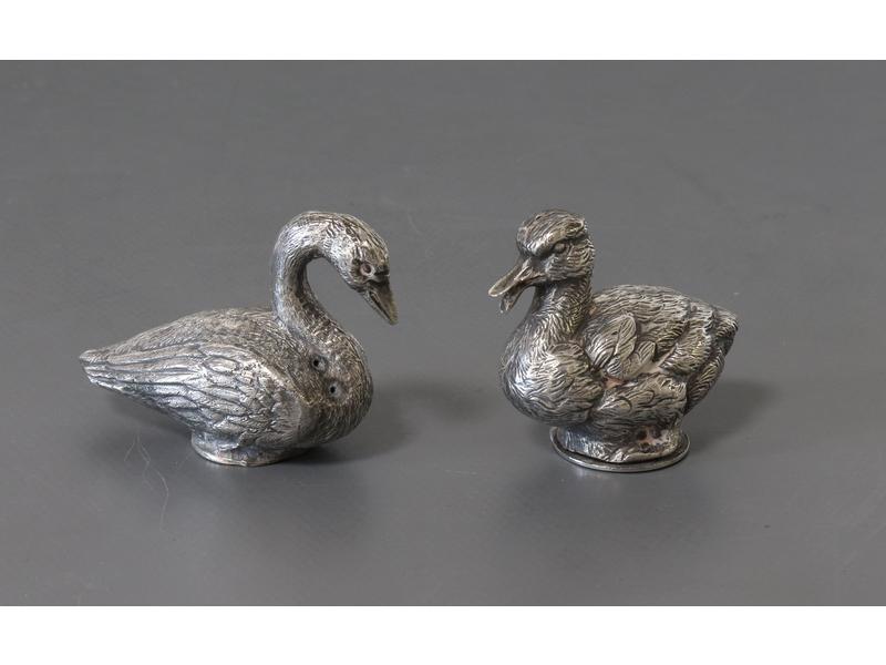 TROIS SALIÈRES en argent ciselé à décor d'un...