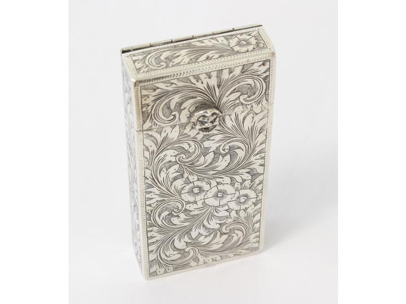 BOÎTE À CIGARETTES rectangulaire en argent...