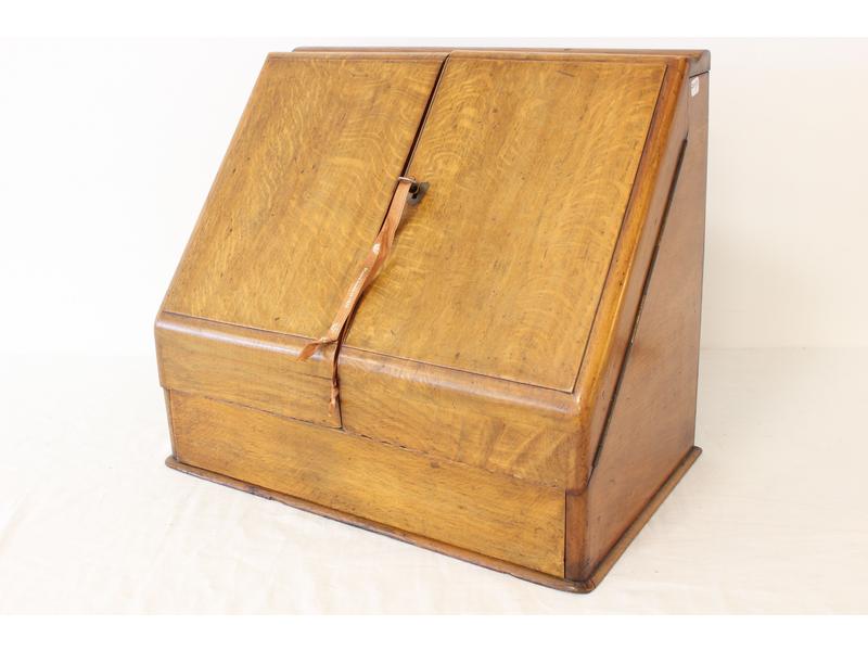 SERRE-LETTRE de forme pupitre en bois naturel,...