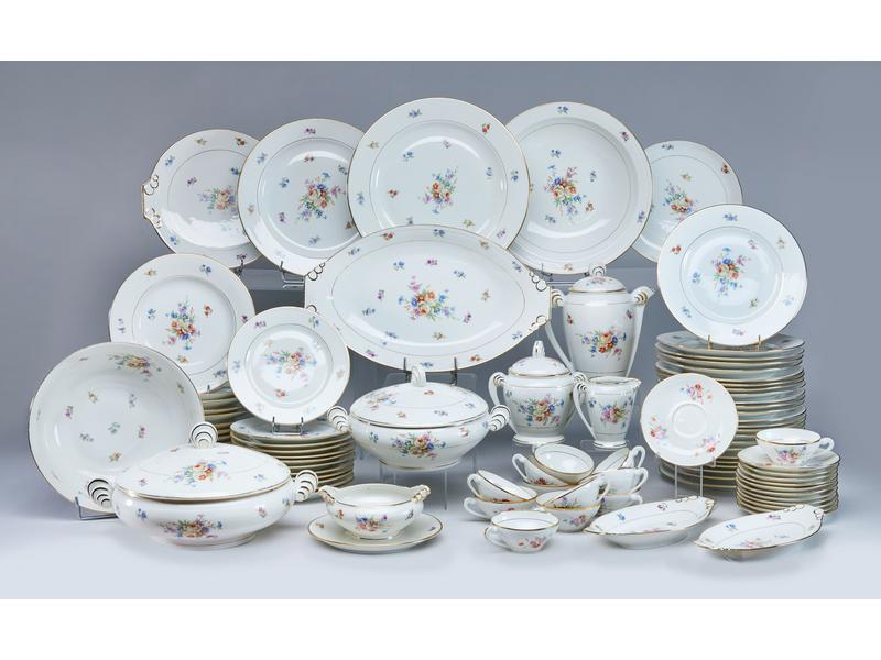 PARTIE DE SERVICE DE TABLE en porcelaine...