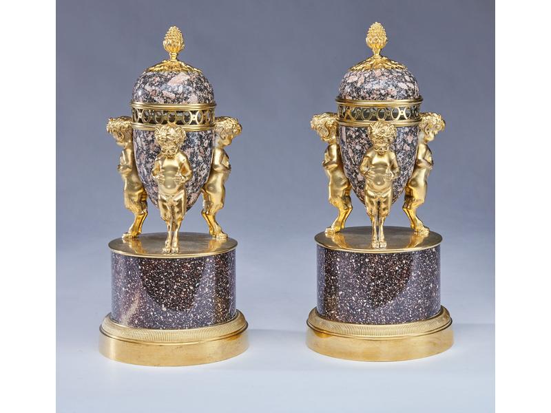 PAIRE DE BRÛLE-PARFUMS en cassolettes, en...