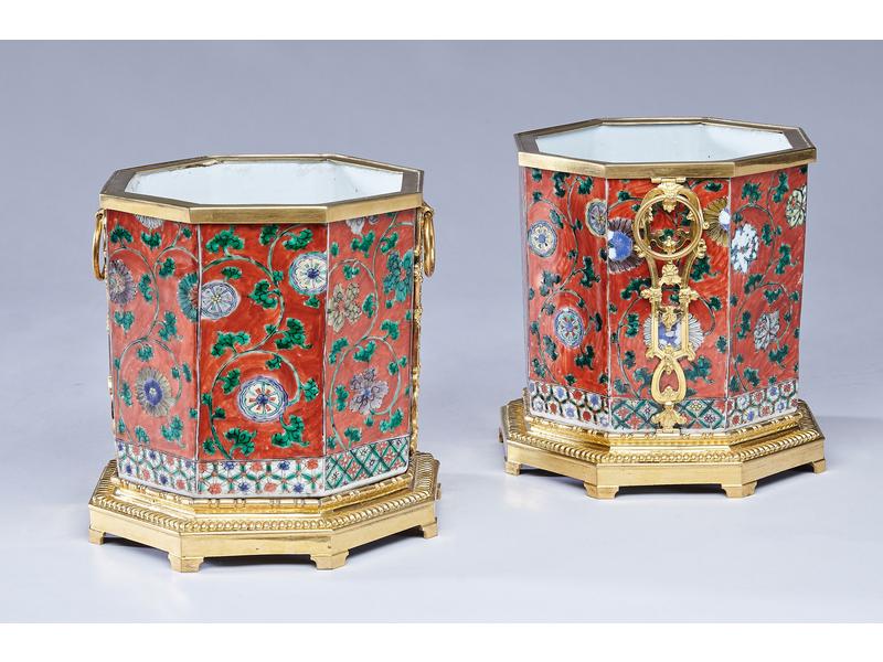 PAIRE DE CACHE-POTS octogonaux en porcelaine...