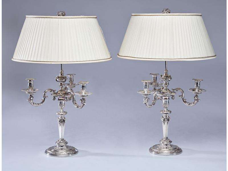 PAIRE DE GRANDS CANDELABRES en bronze argenté...