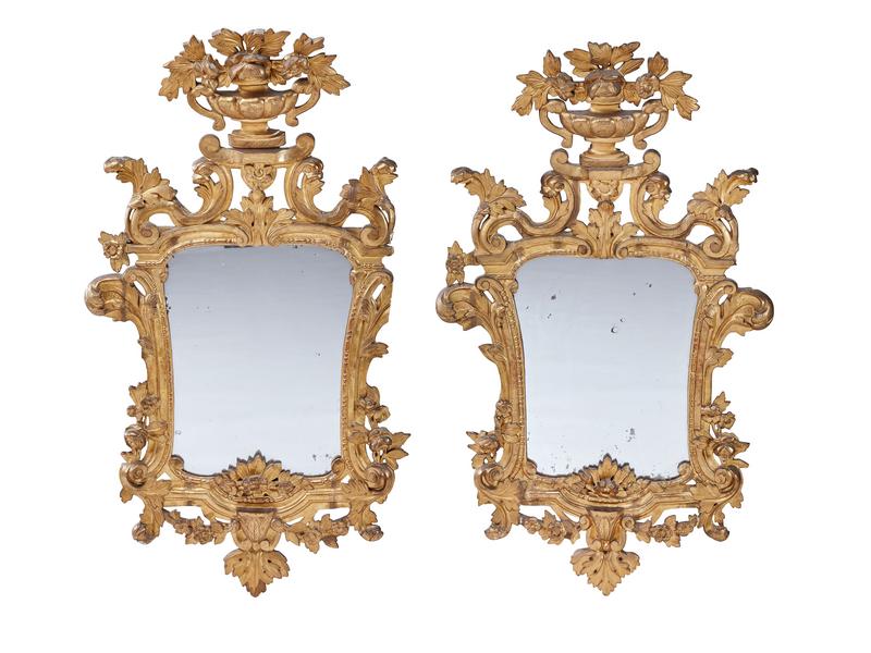 PAIRE DE MIROIRS dans des cadres en bois...
