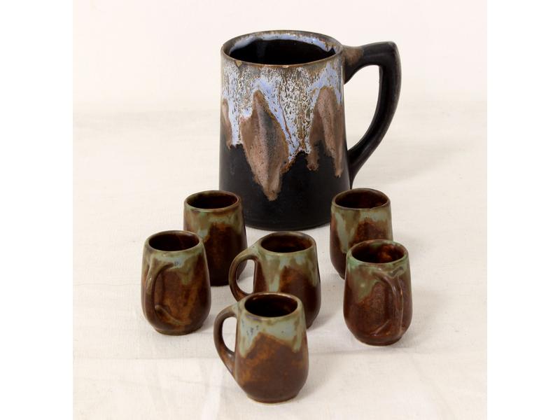 TASSE (Haut. 10 cm) et SIX TASSES MINIATURES...