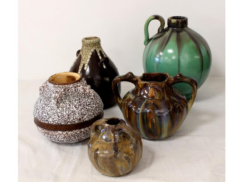 CINQ VASES de forme chevrette à deux anses,...