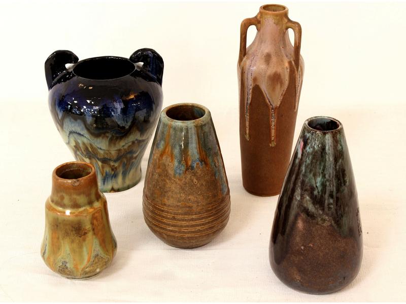 CINQ PETITS VASES de forme oblongue à deux...