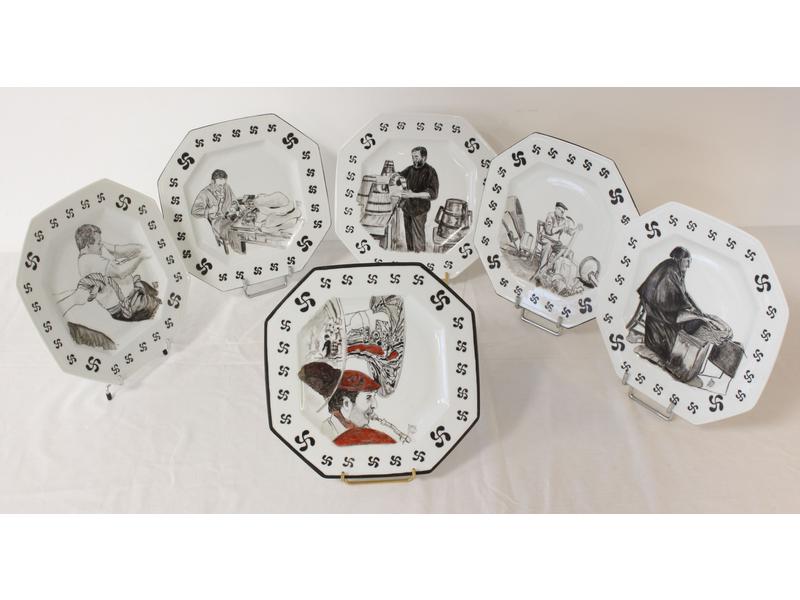 SIX ASSIETTES carrées à pans coupés en porcelaine...