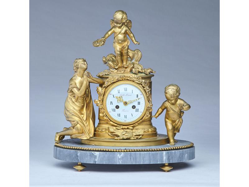 PENDULE à l'Amour en bronze doré, le cadran...