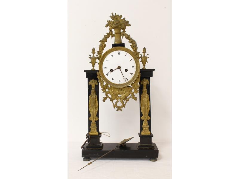 PENDULE portique en marbre noir, à deux pilastres...