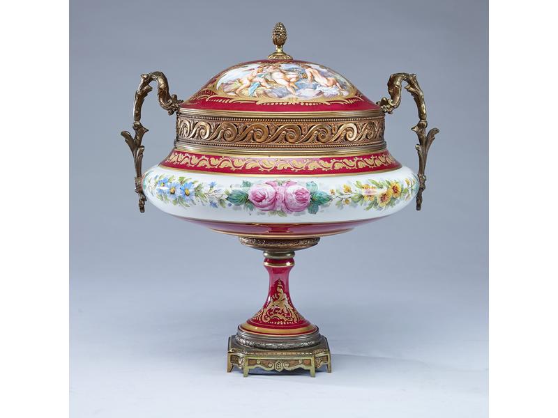 GRANDE COUPE couverte, en porcelaine émaillée...