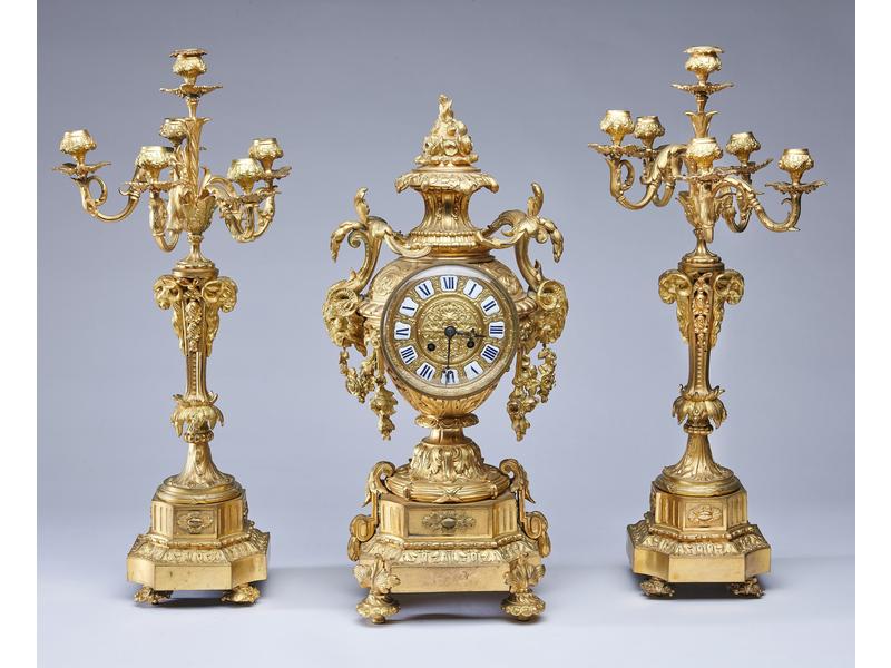 IMPORTANTE GARNITURE DE CHEMINÉE en bronze...